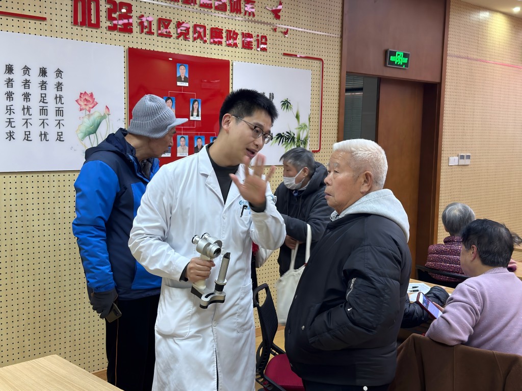 薛佳宇为老人做检查并回答咨询问题(1).jpg